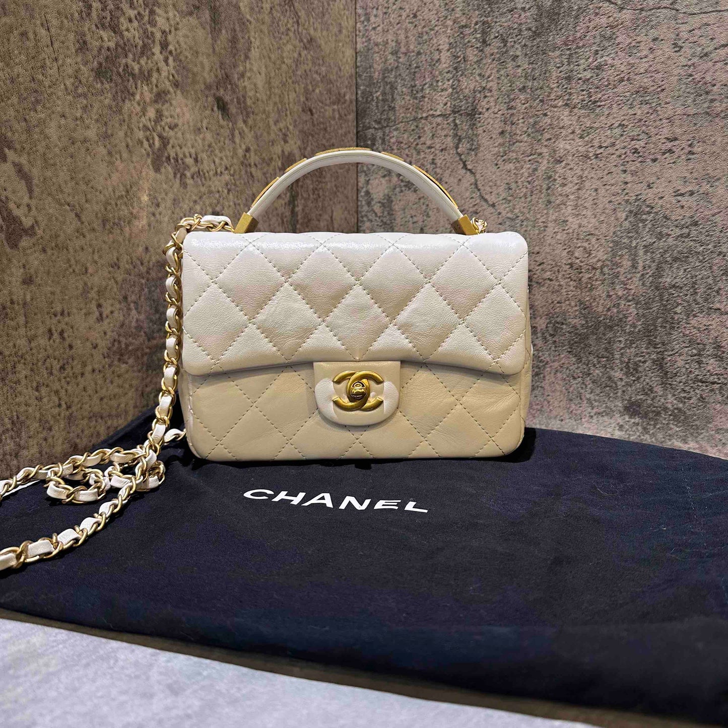 ???Chanel p seasonal style handlebag