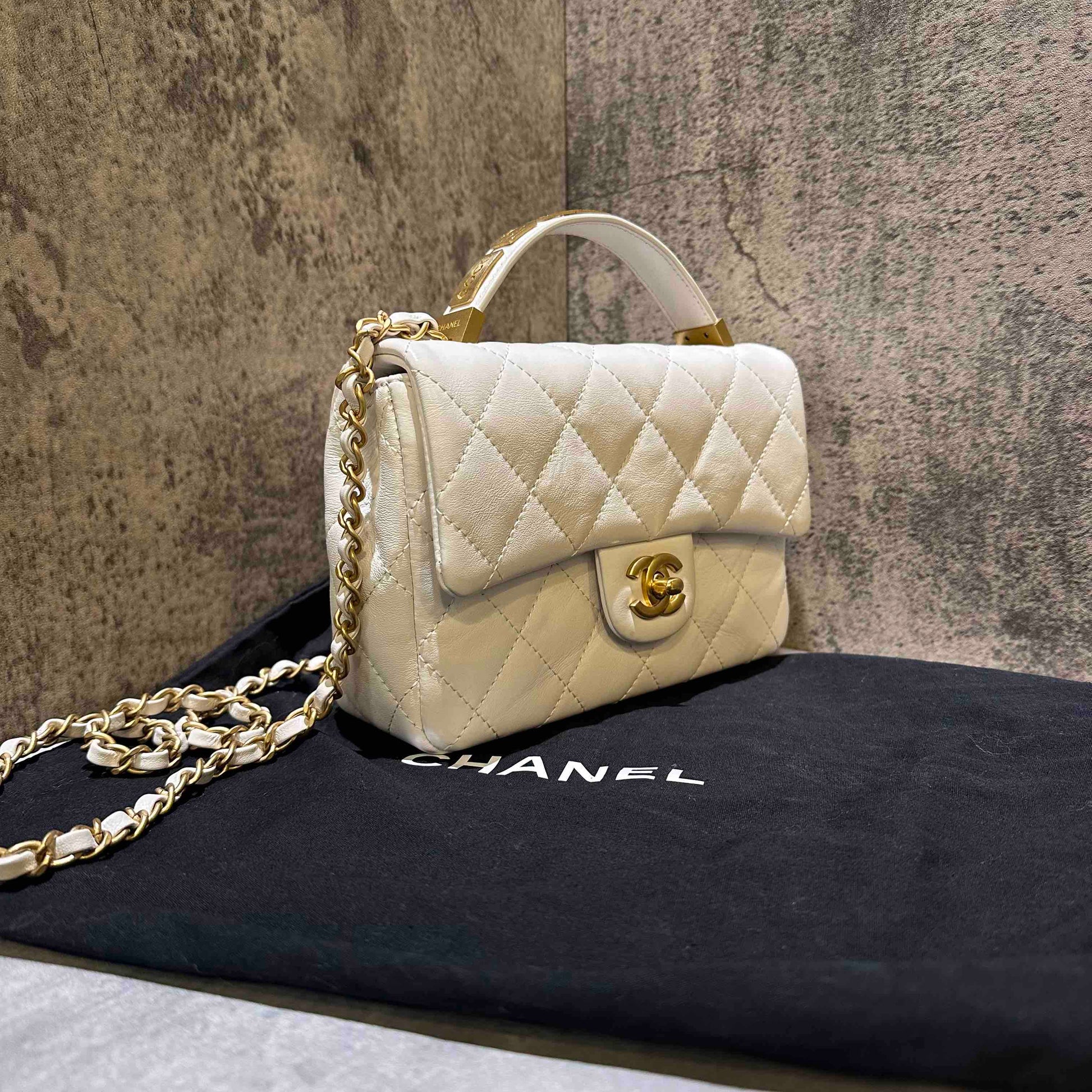 ???Chanel p seasonal style handlebag