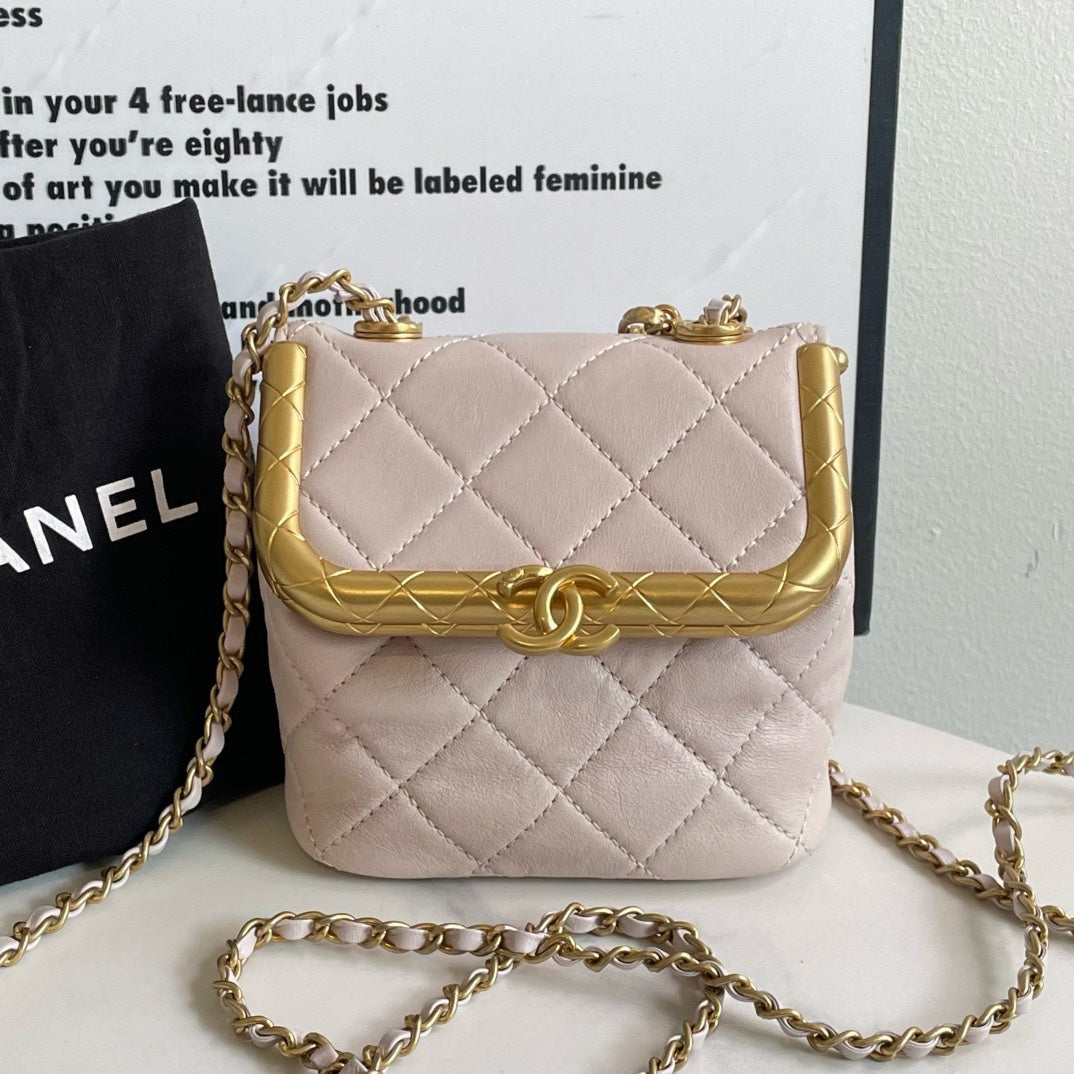 Preloved?? Chanel Kiss Lock mini () #