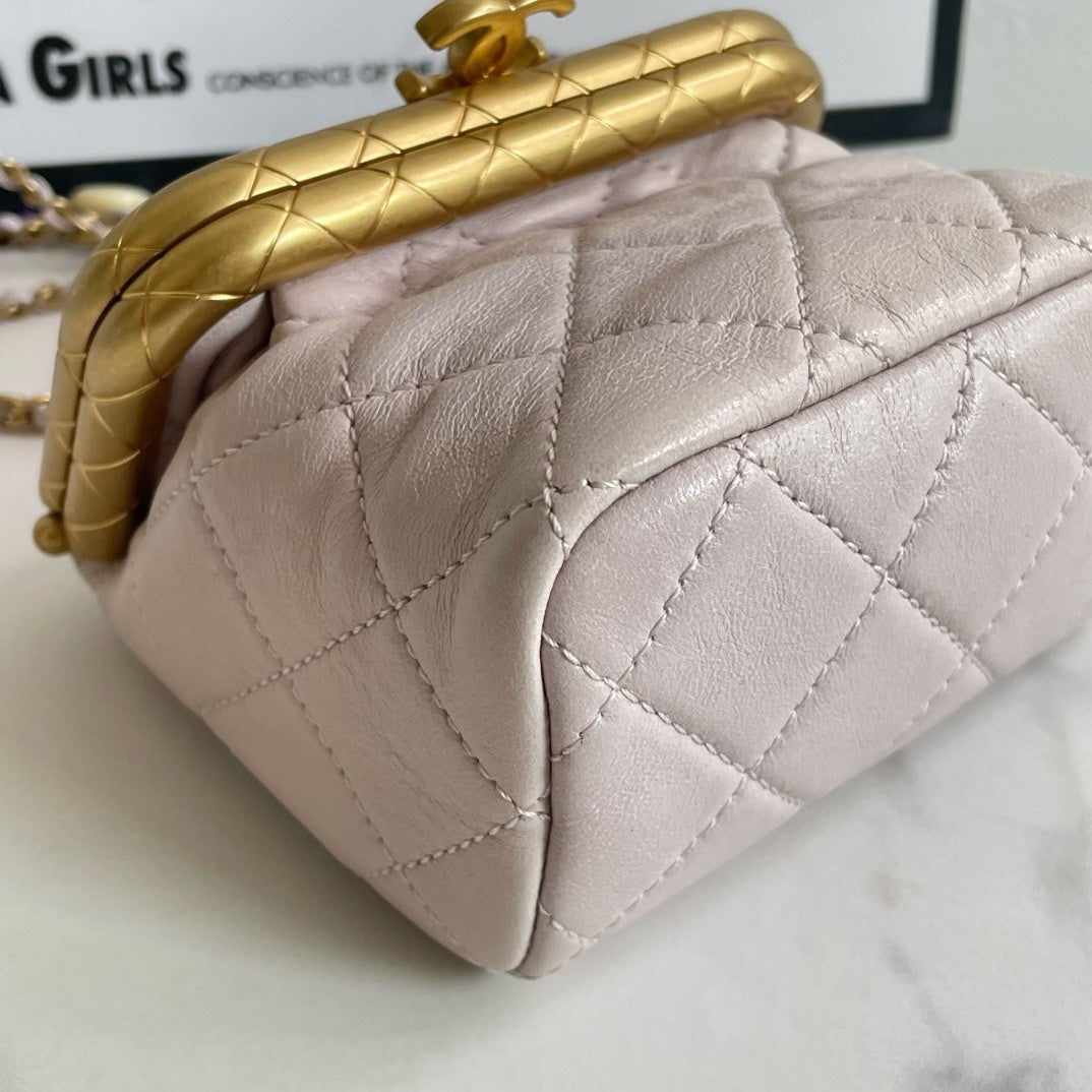 Preloved?? Chanel Kiss Lock mini () #