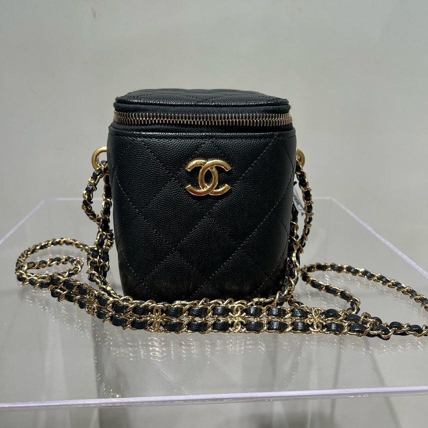 Chanel k Vanity Case in Black Leather with Gold Hardware - Crossbody Bag