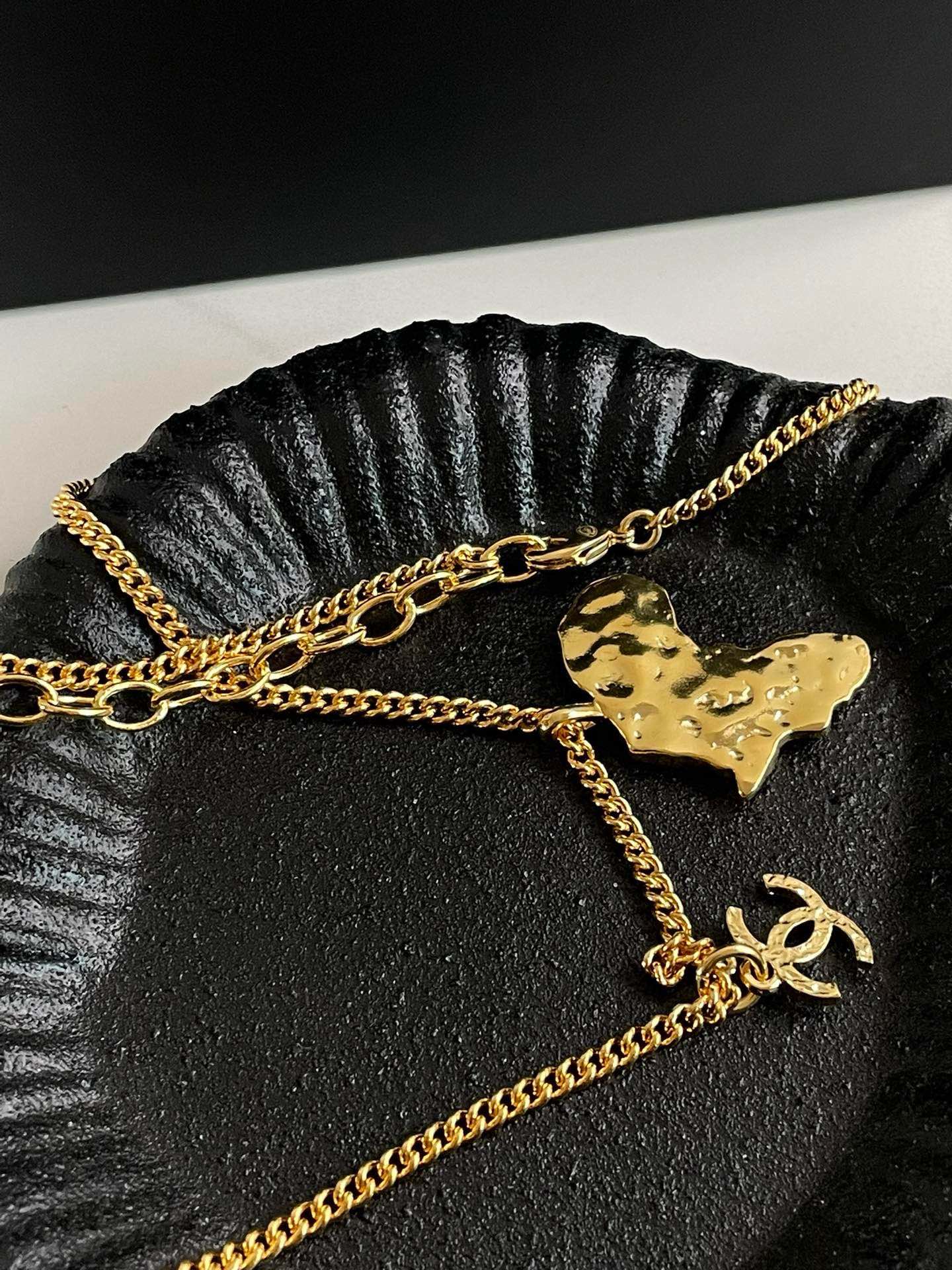 Un?? Chanel A Africa Continent Necklace #