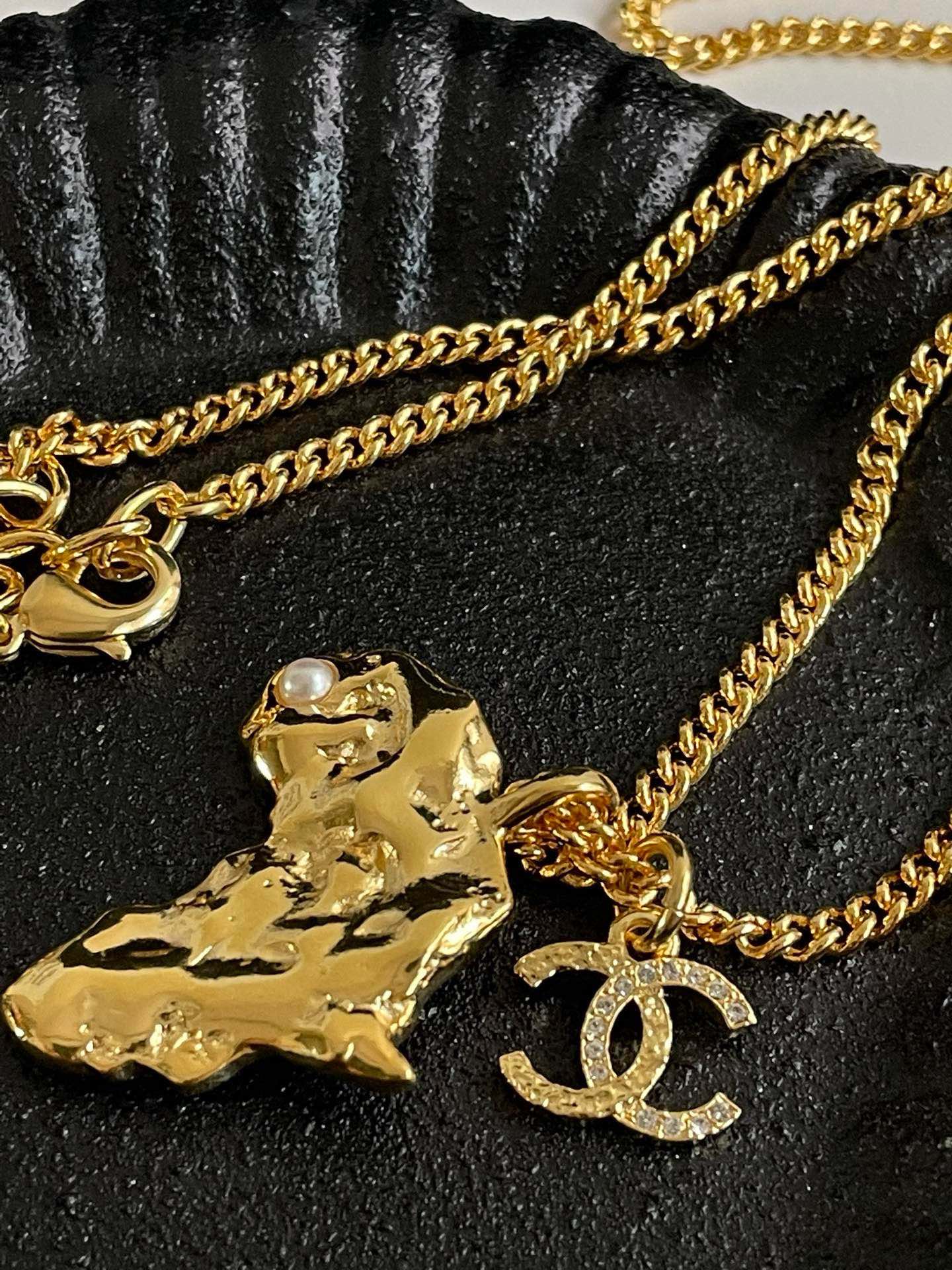 Un?? Chanel A Africa Continent Necklace #