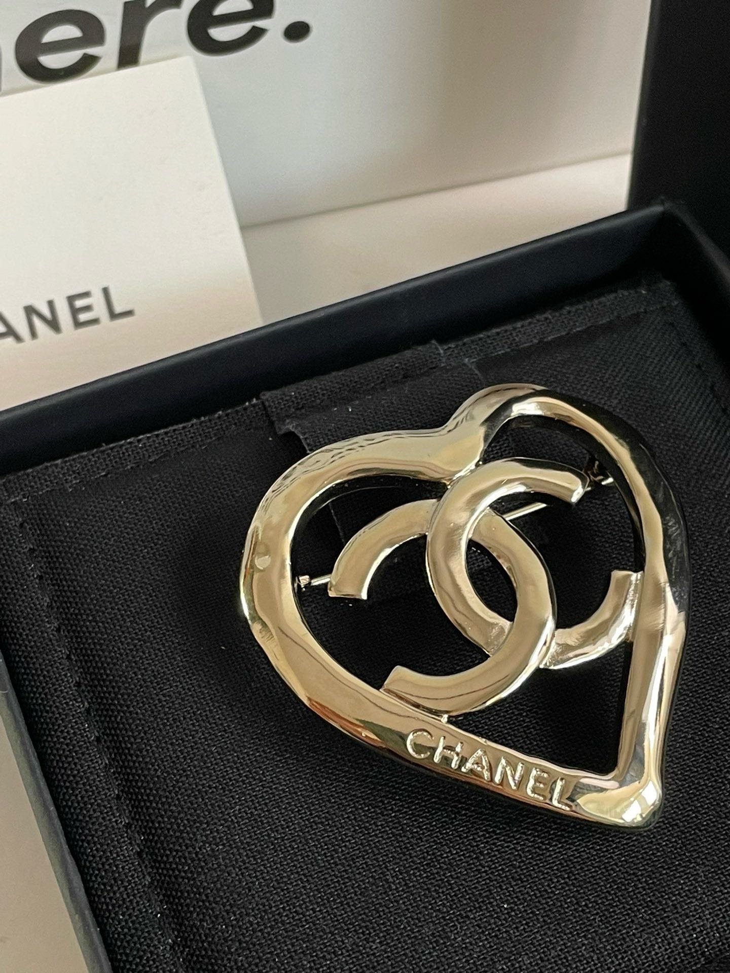 Un?? Chanel P Hollow Heart CC Brooch #