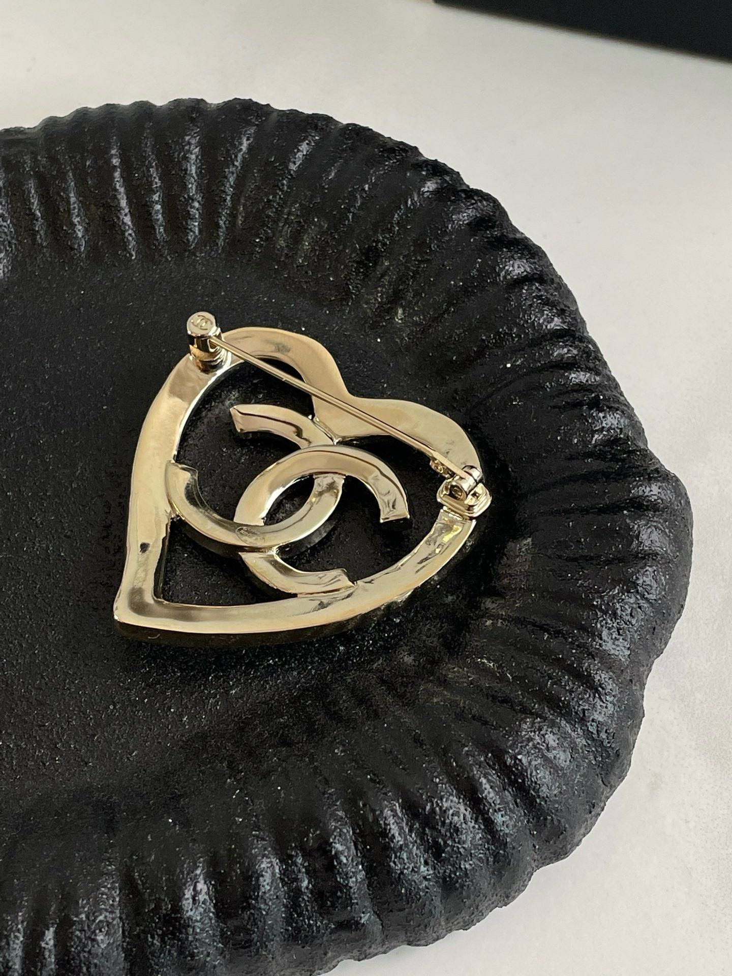 Un?? Chanel P Hollow Heart CC Brooch #