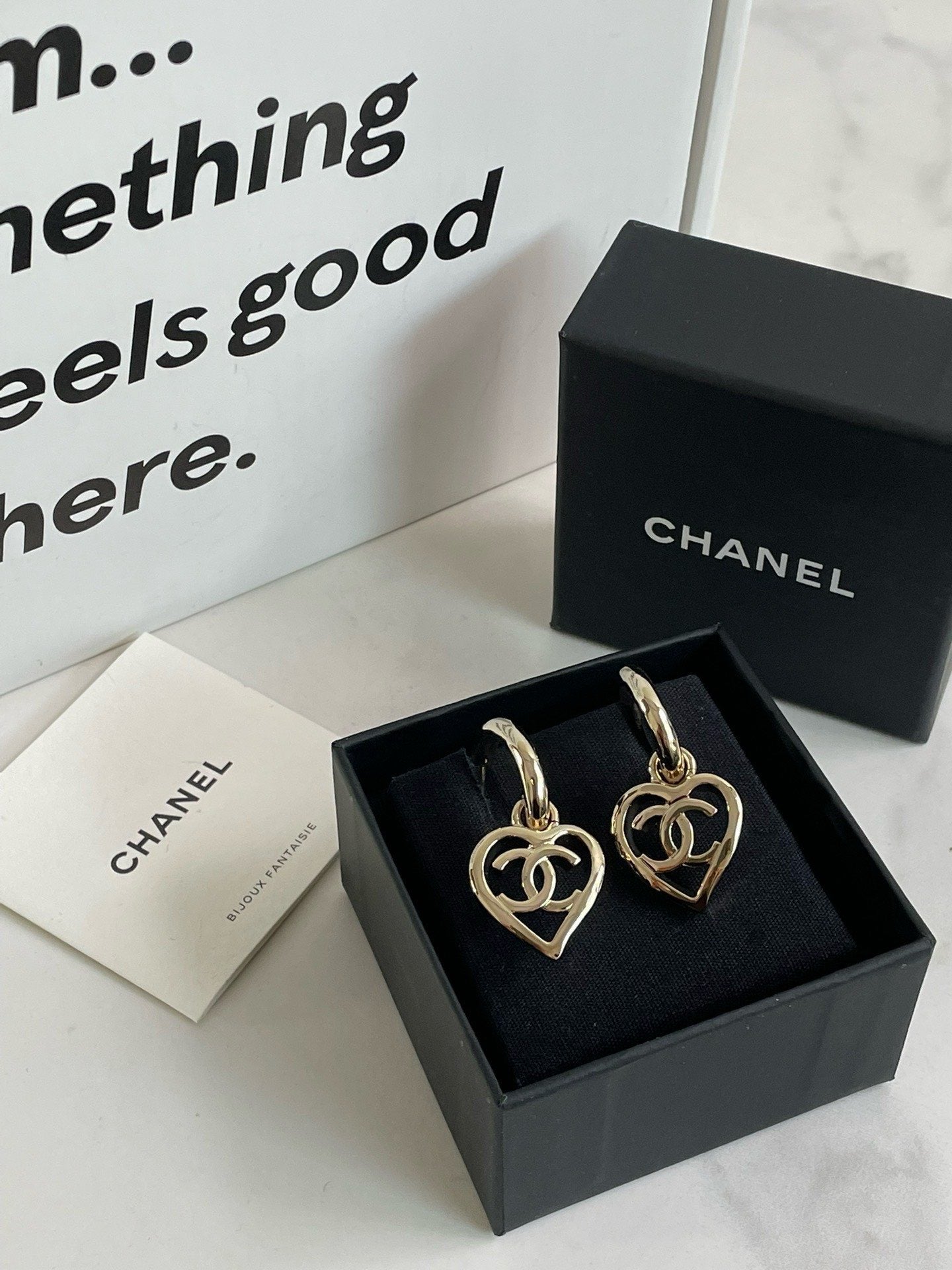 Un?? Chanel P Hollow Heart CC Earrings #