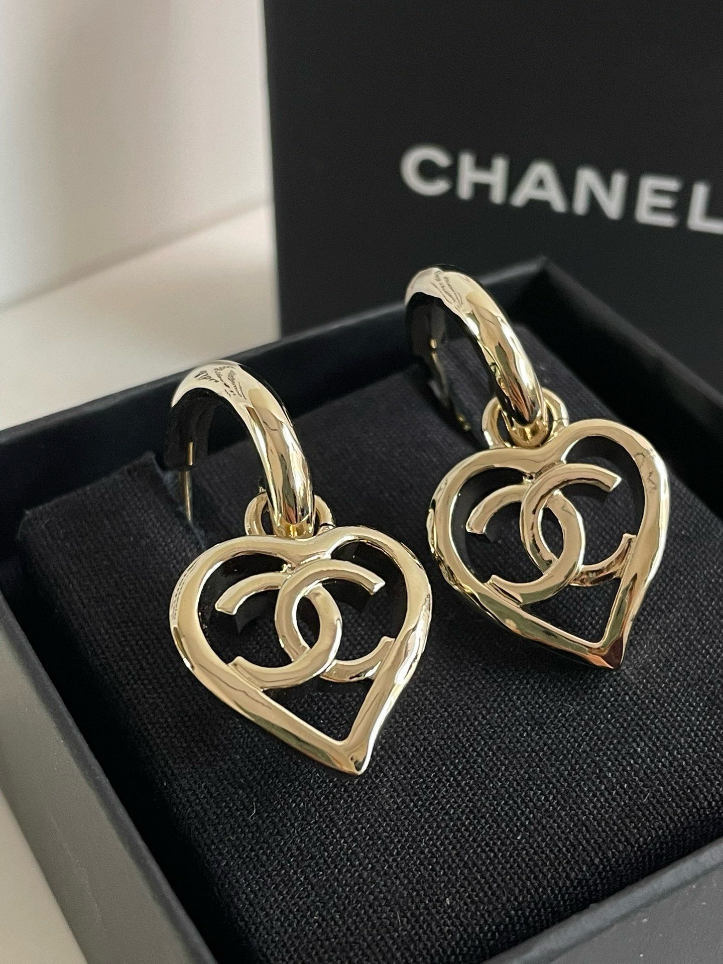 Un?? Chanel P Hollow Heart CC Earrings #