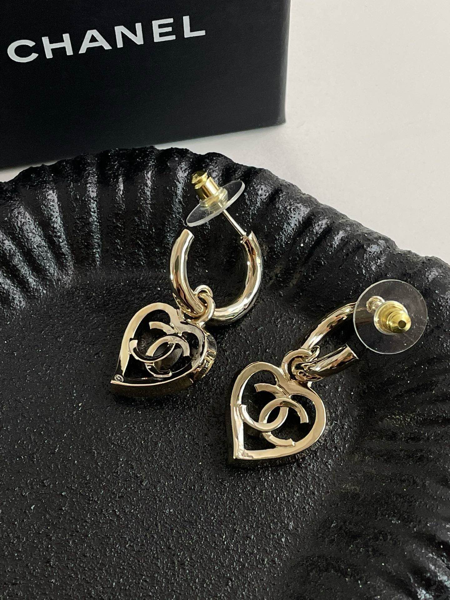 Un?? Chanel P Hollow Heart CC Earrings #