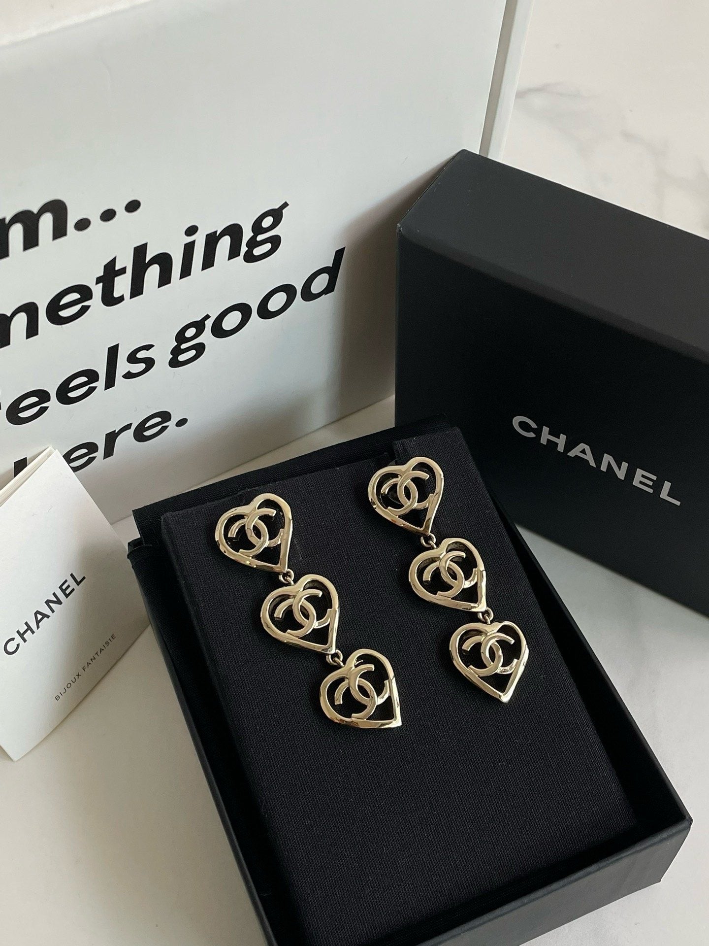 Un?? Chanel P Triple Hollow Heart Earrings #