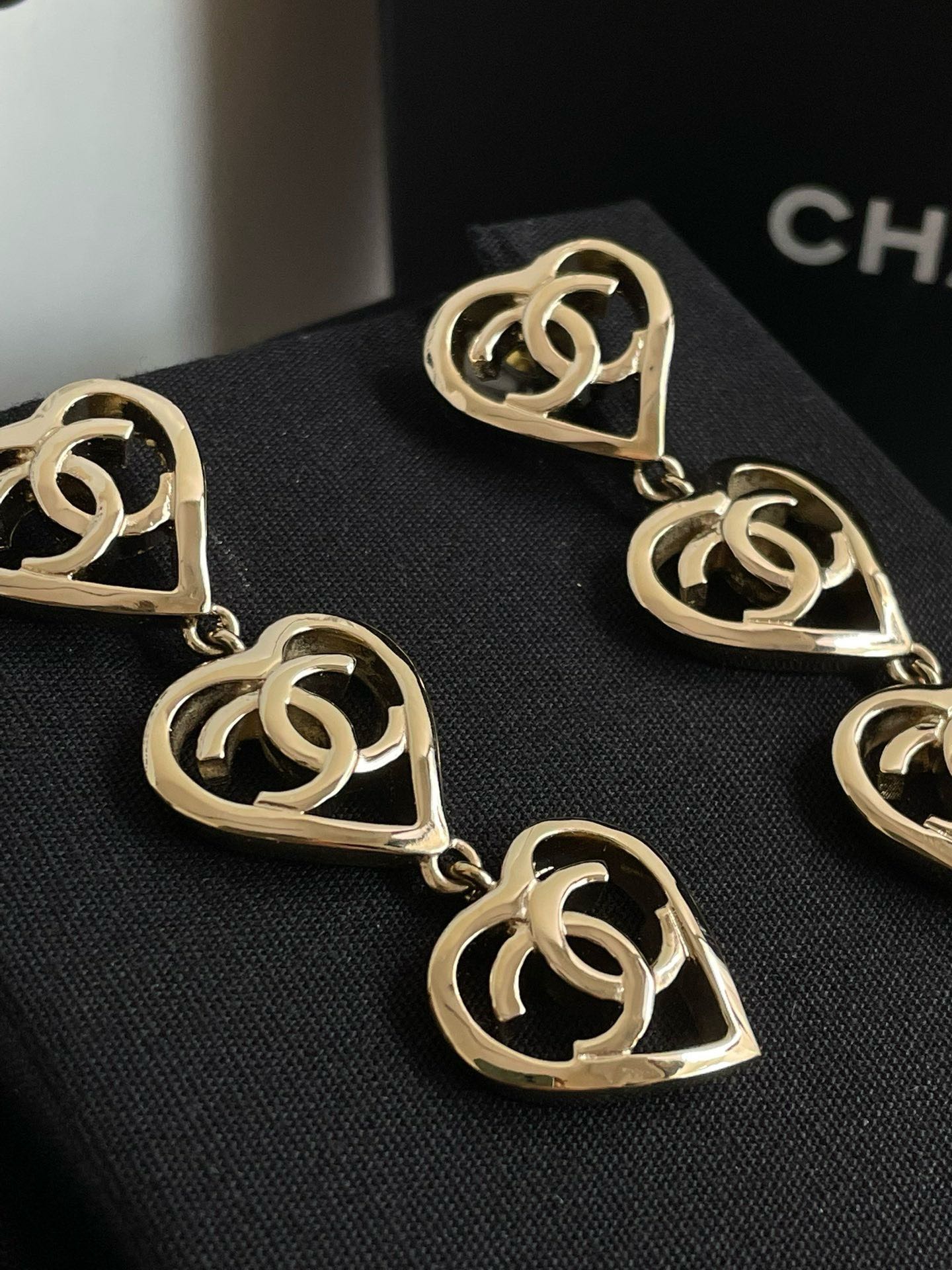 Un?? Chanel P Triple Hollow Heart Earrings #
