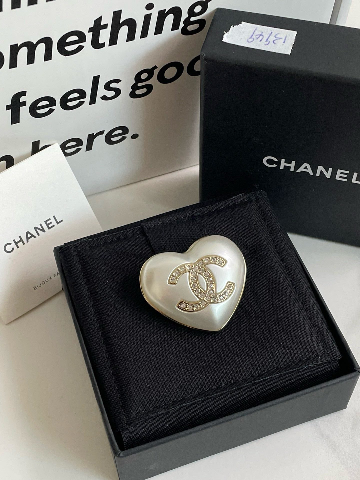 Un?? Chanel B Pearl Heart Brooch #
