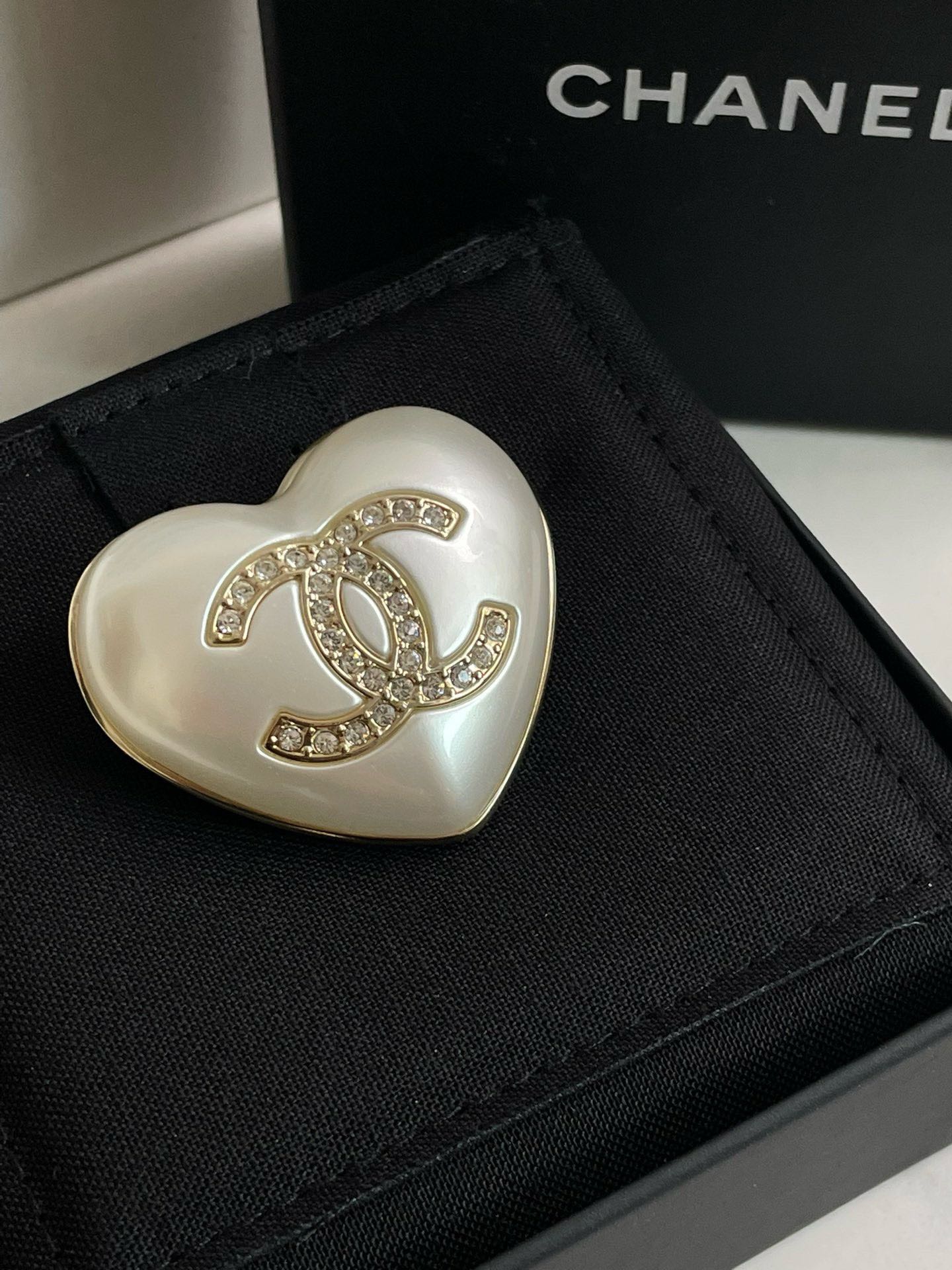 Un?? Chanel B Pearl Heart Brooch #