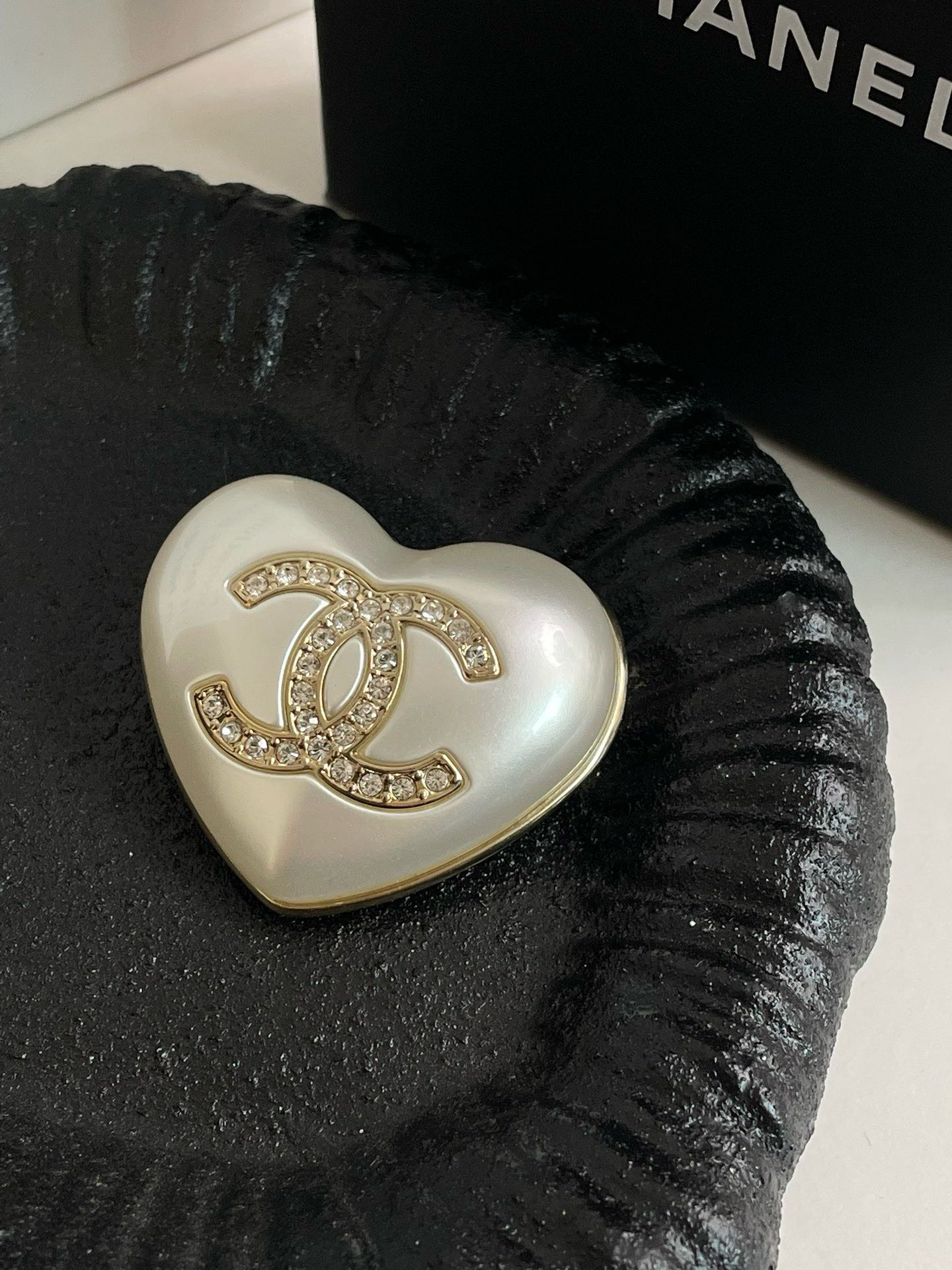 Un?? Chanel B Pearl Heart Brooch #