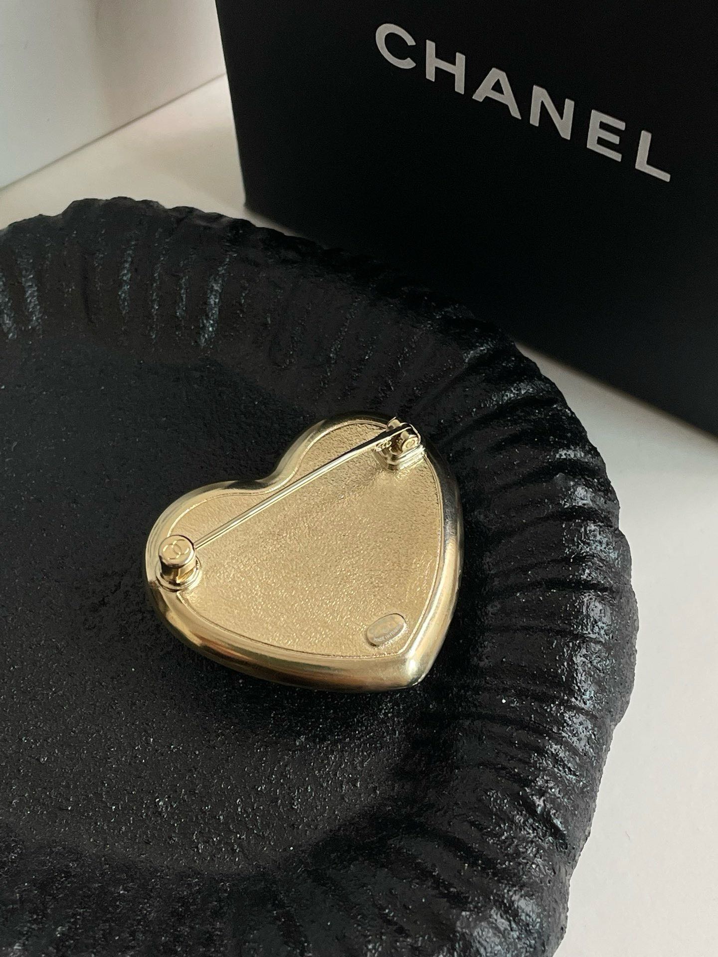Un?? Chanel B Pearl Heart Brooch #