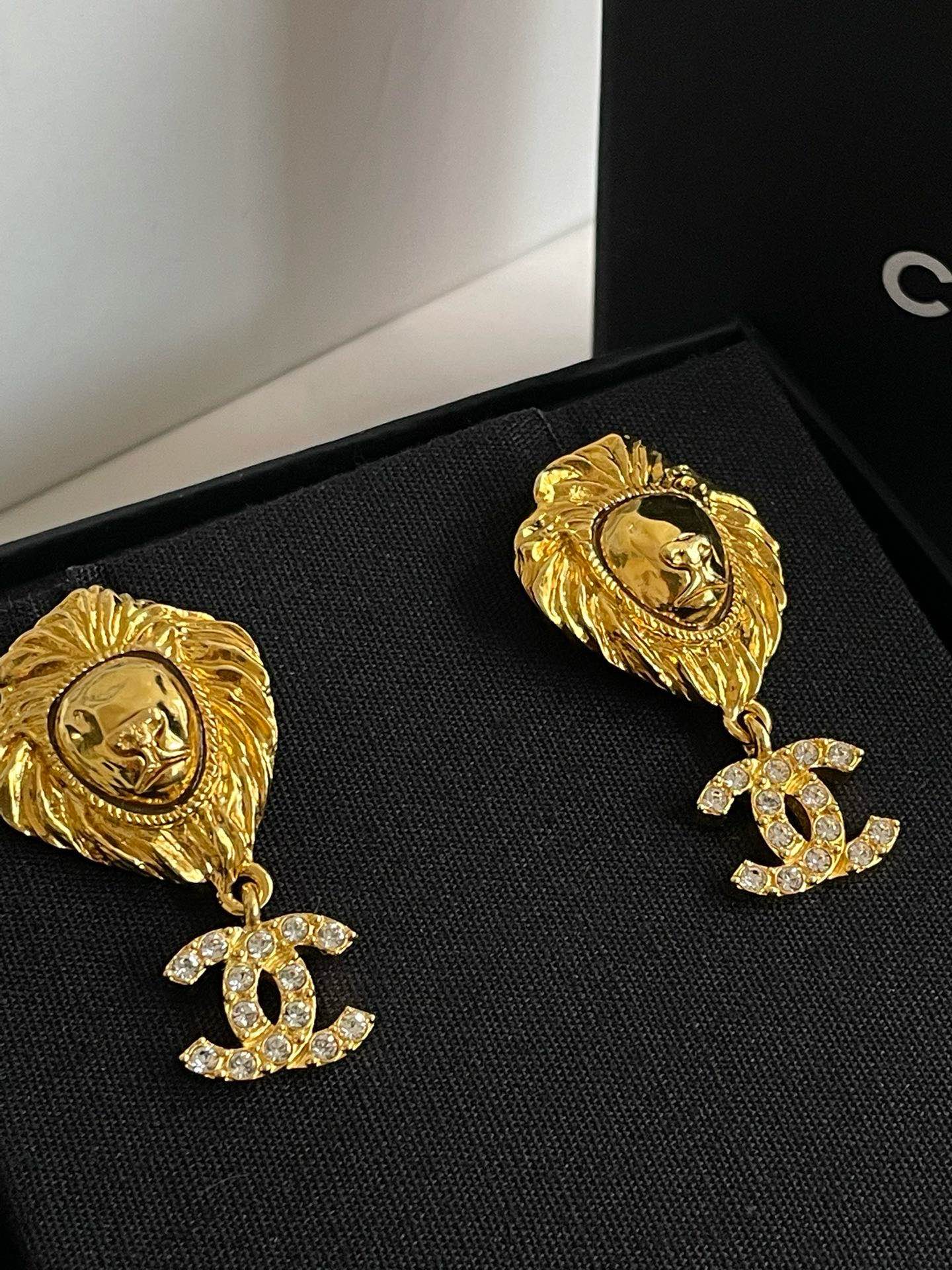 Un?? Chanel P Lion Head CC Earrings #