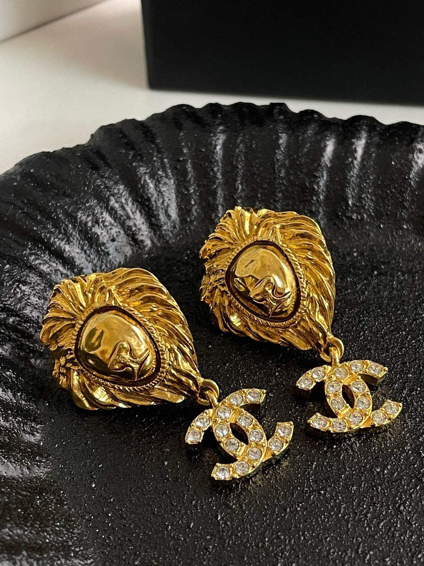 Un?? Chanel P Lion Head CC Earrings #