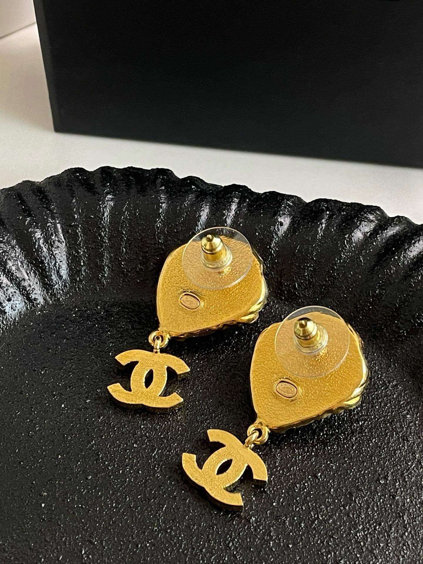 Un?? Chanel P Lion Head CC Earrings #