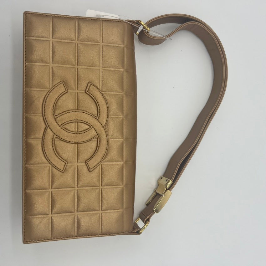   Chanel shoulder bag A