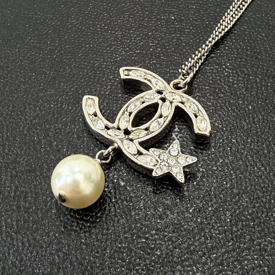 Preloved Chanel Coco Rhinestone Pearl Necklace B20P GT9357 White Necklace