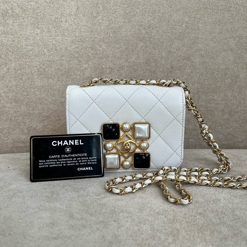 Chanel   Quilted Crossbody Bag White Leather Medium