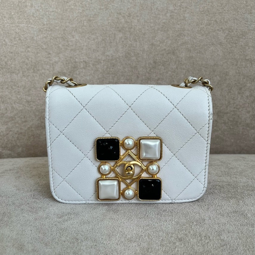 Chanel   Quilted Crossbody Bag White Leather Medium