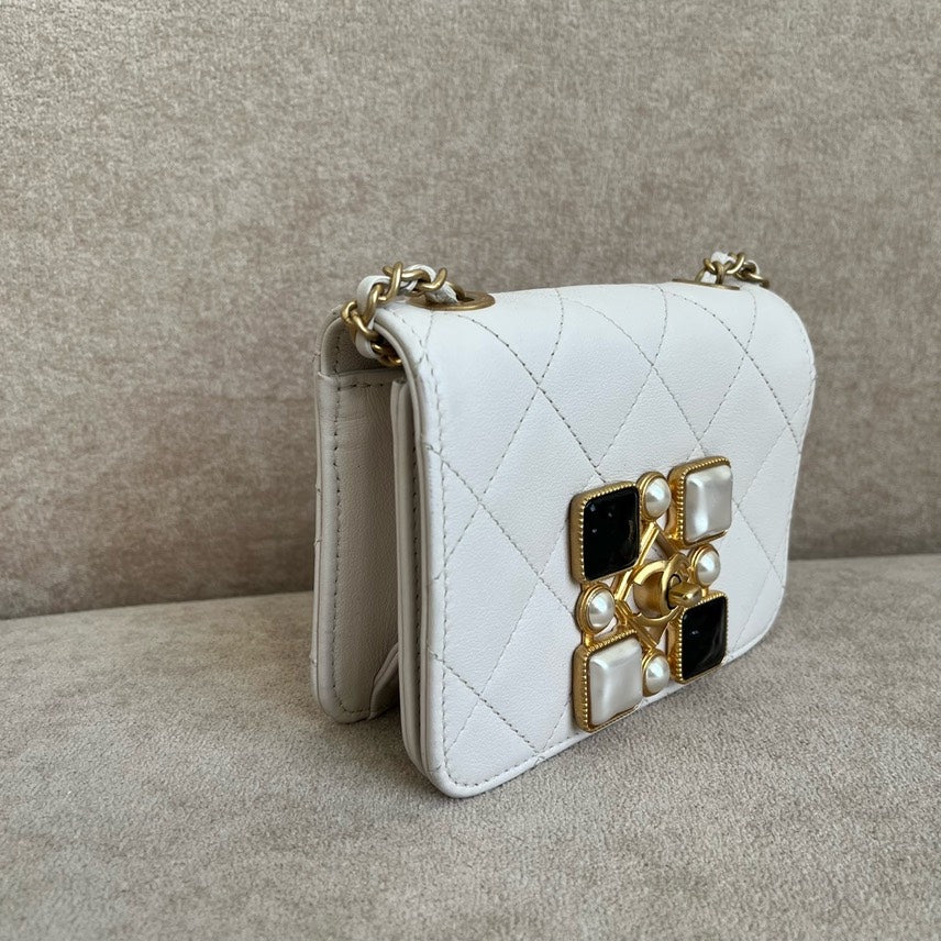 Preloved Chanel   Quilted Crossbody Bag White Leather Medium