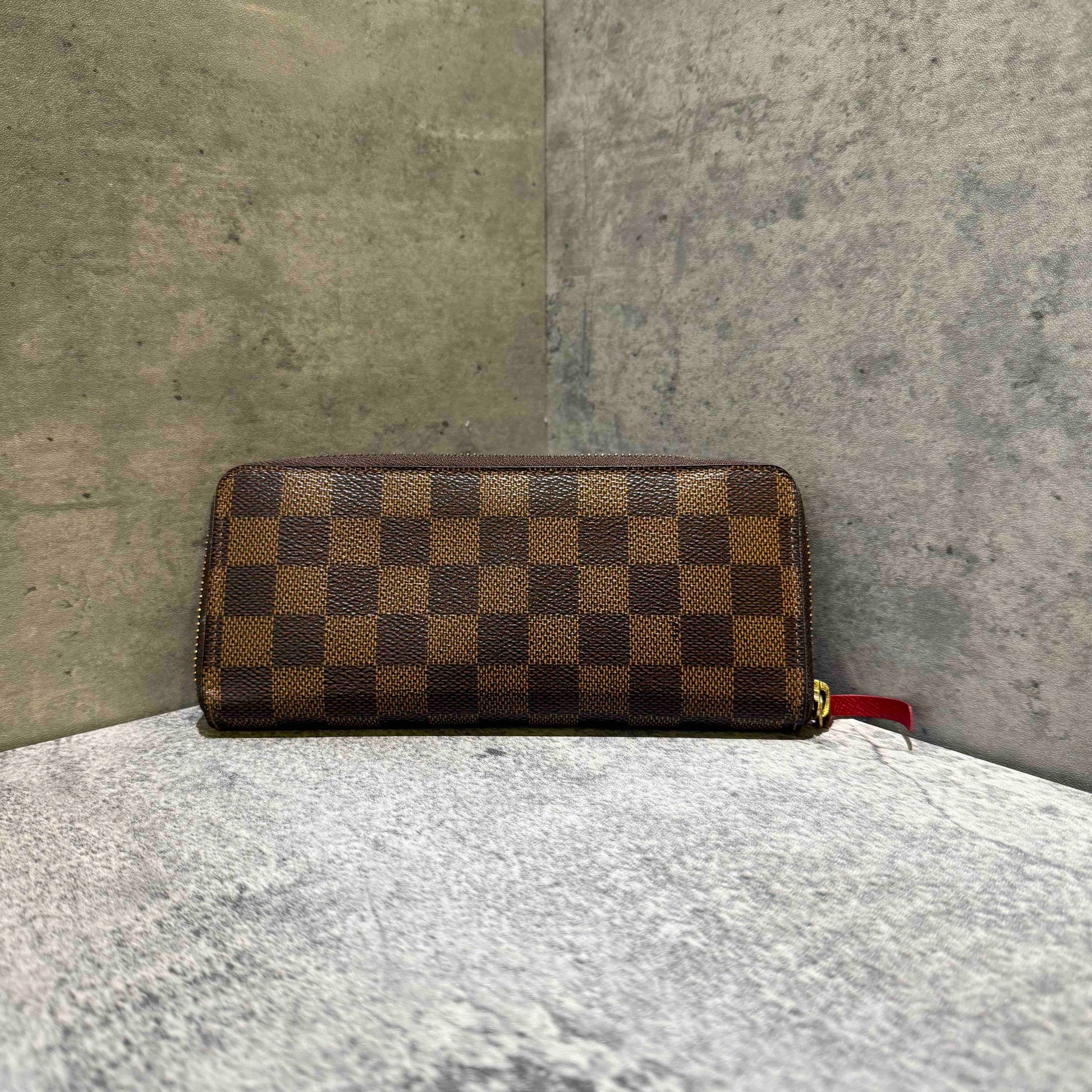 ???Louis Vuitton damier wallet Damier