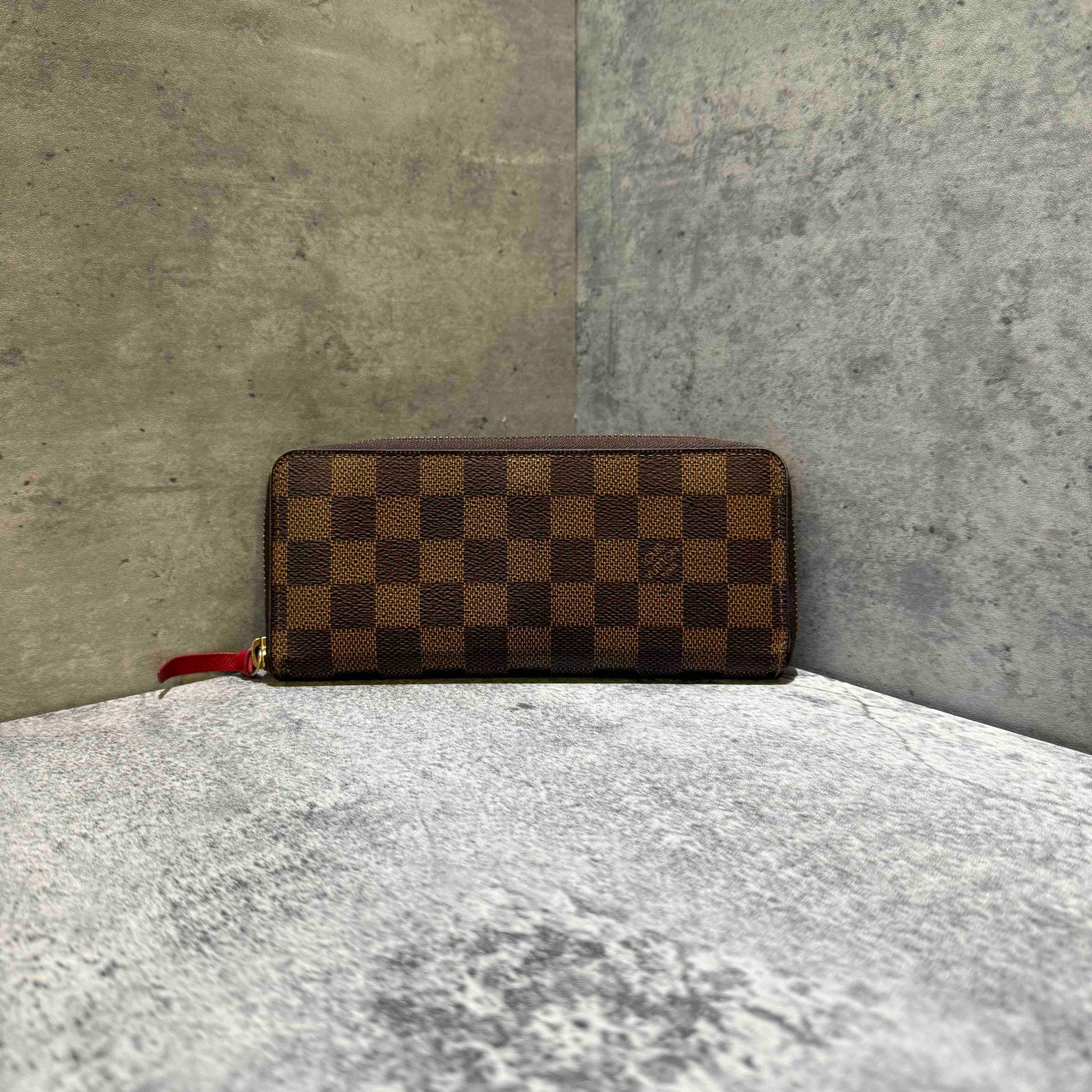 ???Louis Vuitton damier wallet Damier