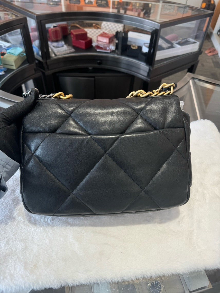Preloved Chanel19 bag with microchips HBG