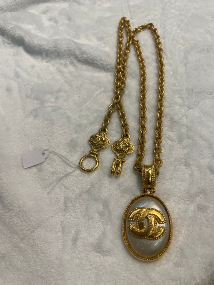 CHANEL   Gold Pendant Necklace