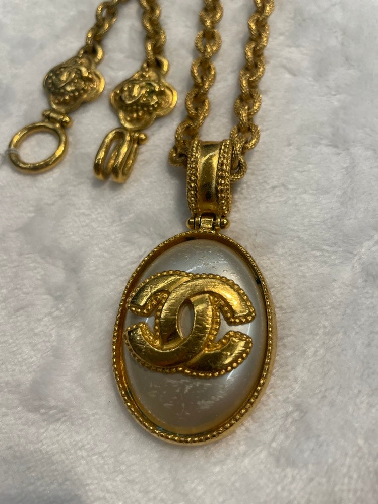CHANEL   Gold Pendant Necklace