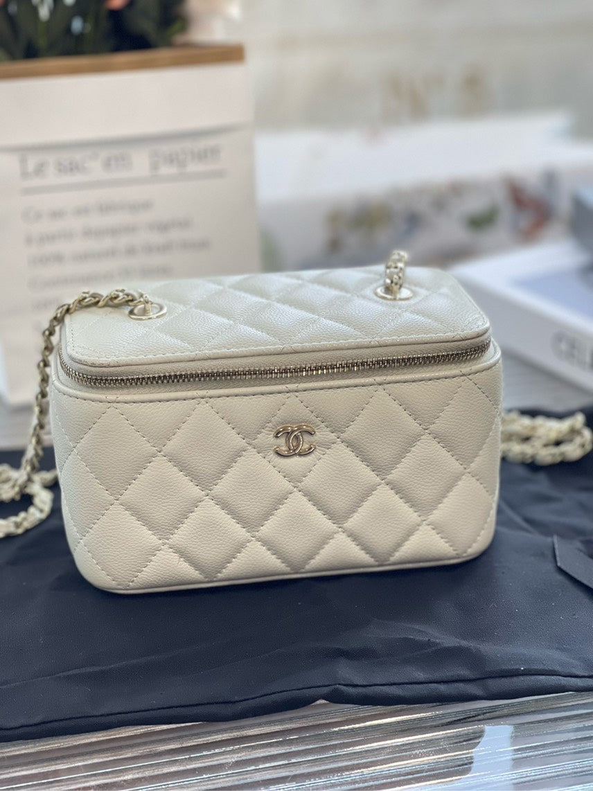Un Chanel bag HFY