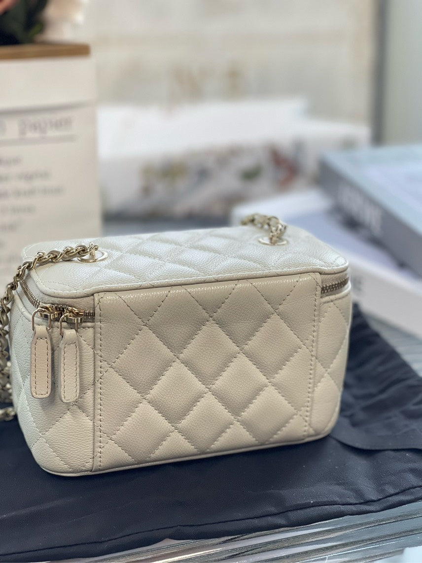 Un Chanel bag HFY