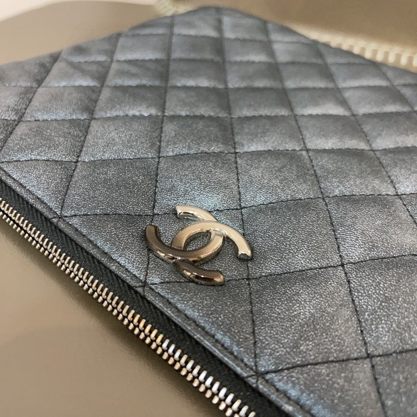 preloved Chanel limited pouch with card