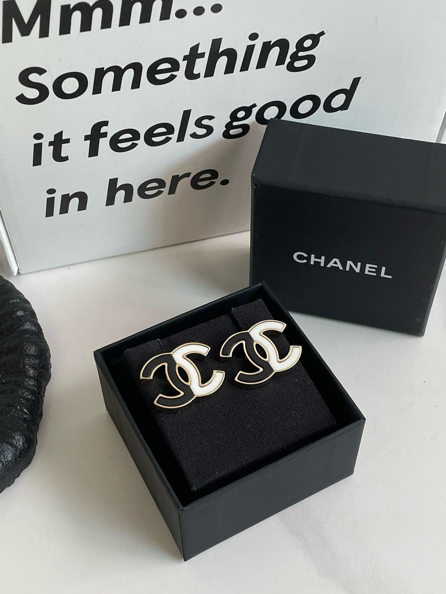 Preloved?? Chanel 23C CC Black&White Ceramic Earrings #J2111