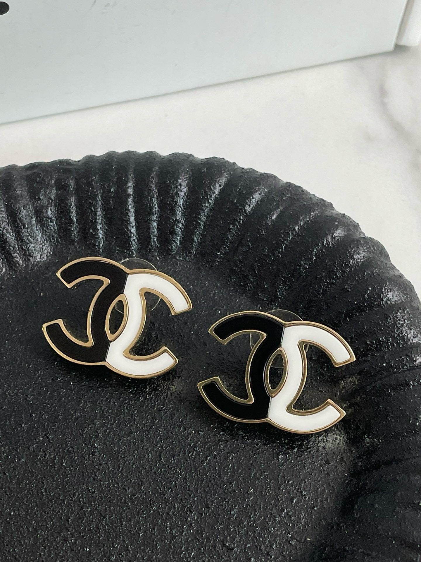 Preloved?? Chanel 23C CC Black&White Ceramic Earrings #J2111