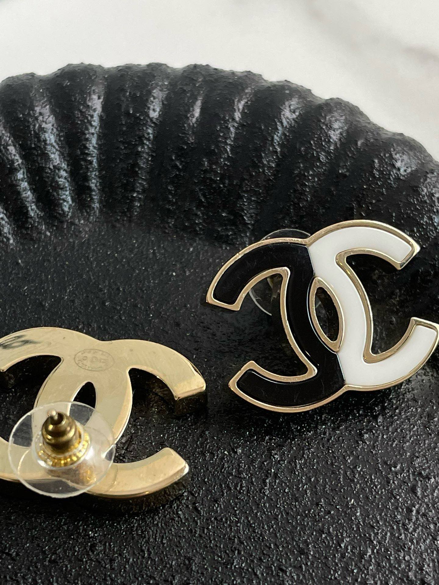 Preloved?? Chanel 23C CC Black&White Ceramic Earrings #J2111