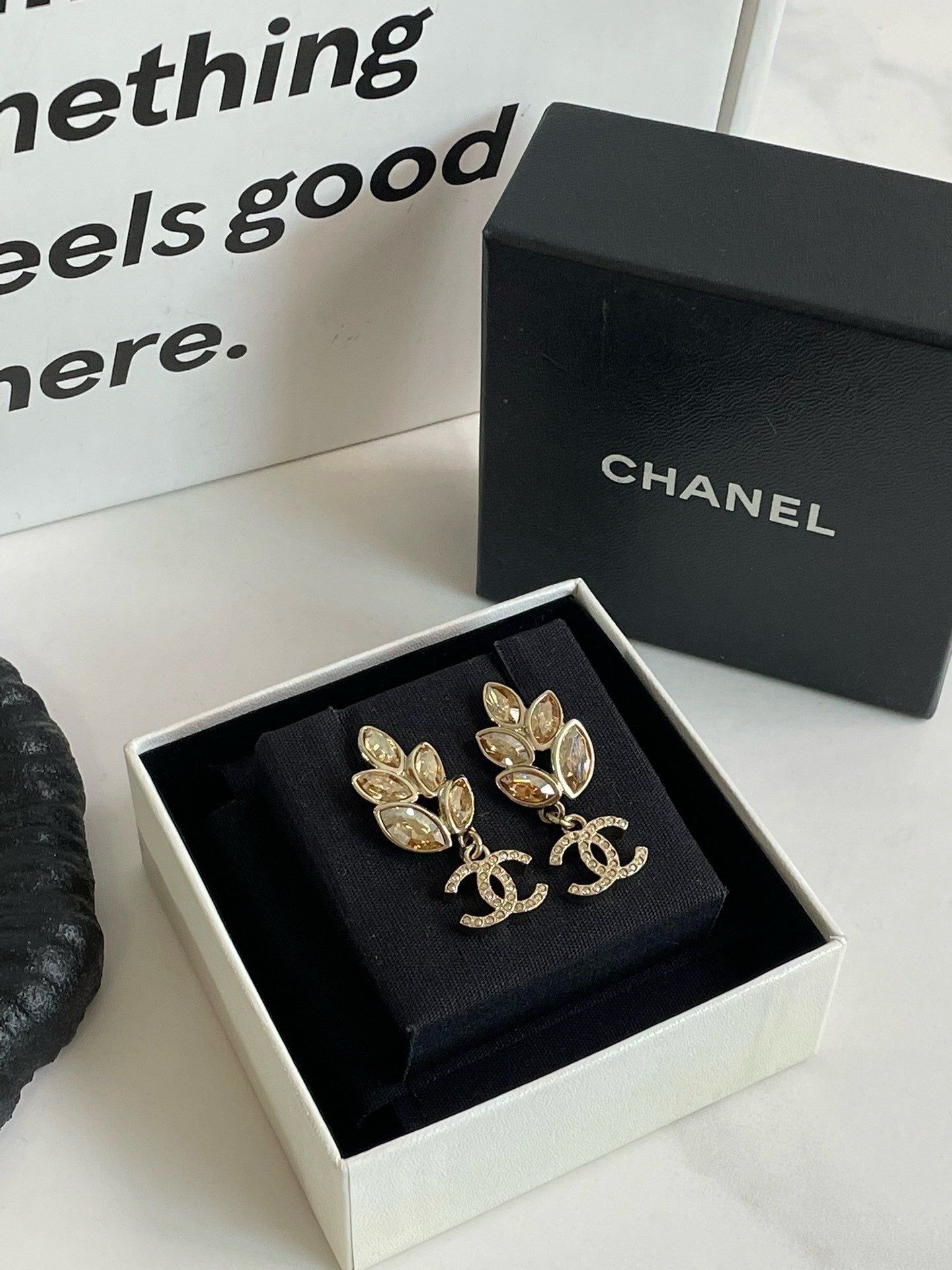 Un ?? Chanel Wheatear CC Earrings #J1360