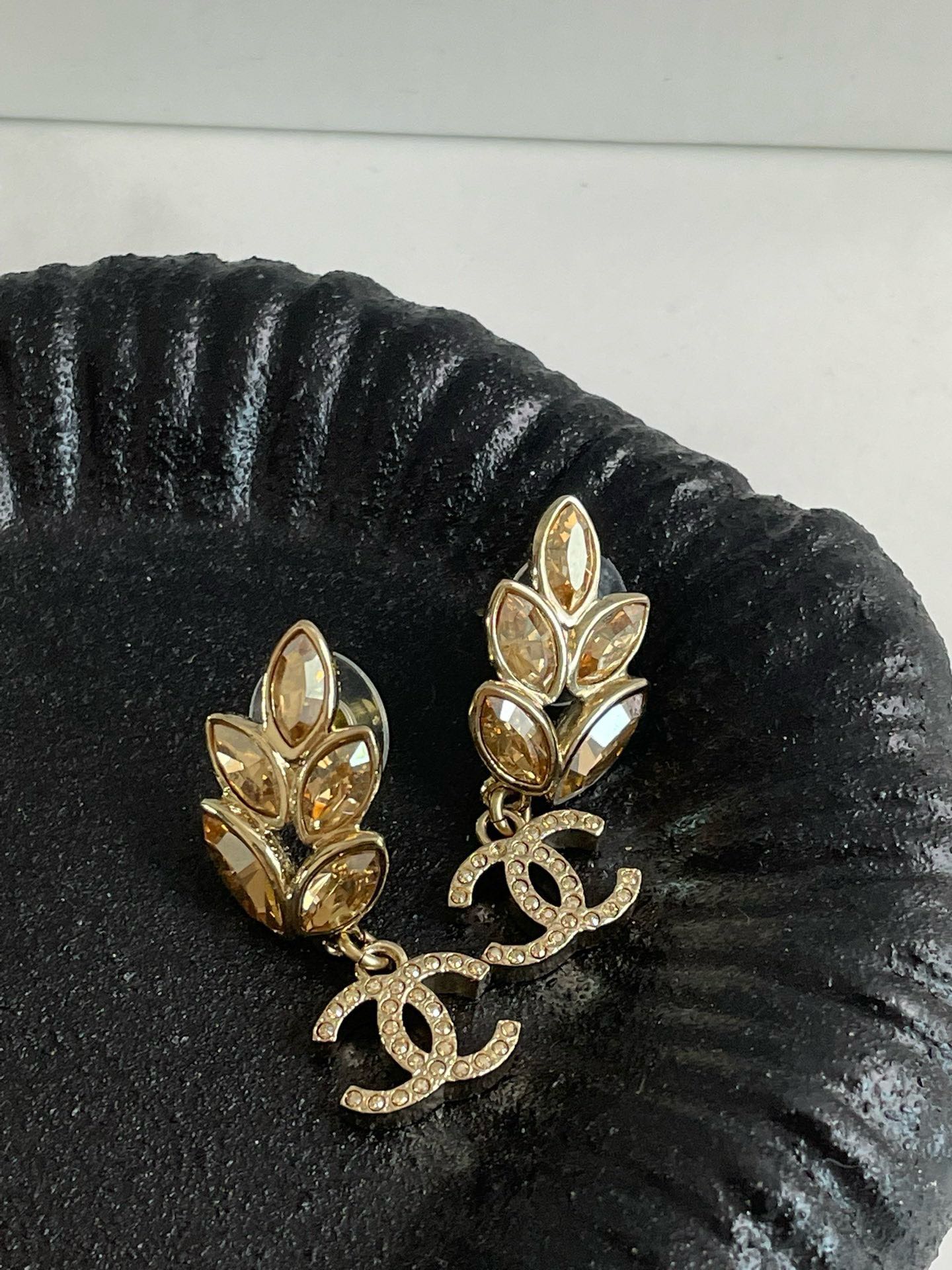 Un ?? Chanel Wheatear CC Earrings #J1360