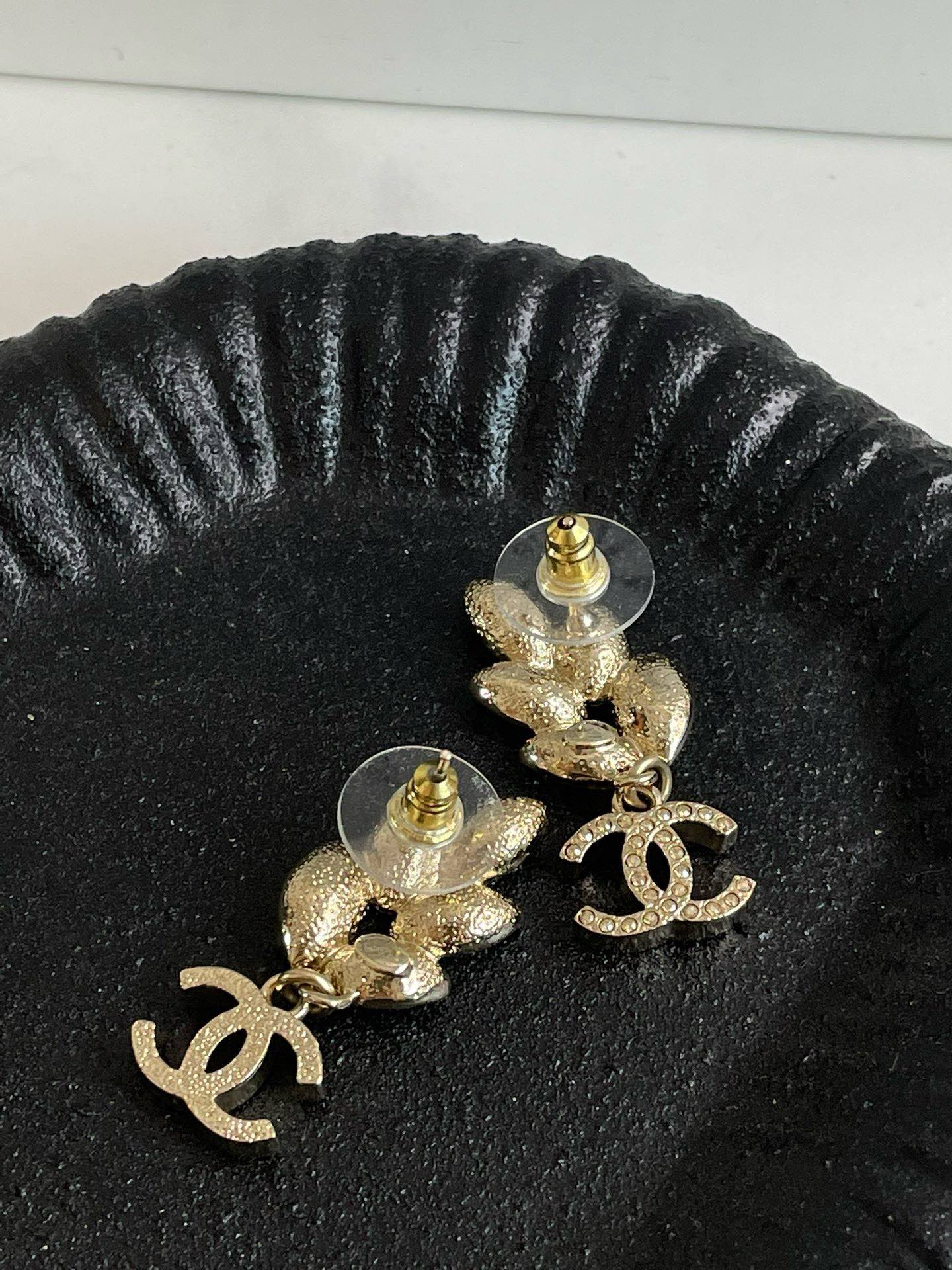Un ?? Chanel Wheatear CC Earrings #J1360