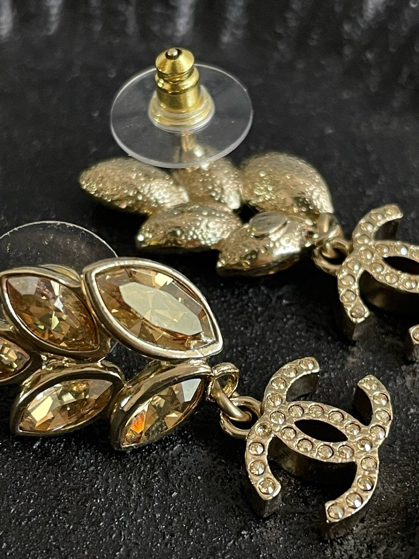 Un ?? Chanel Wheatear CC Earrings #J1360