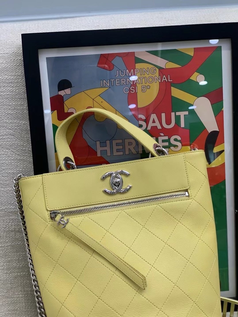 Preloved CHANEL Bag 18x24cm 10467