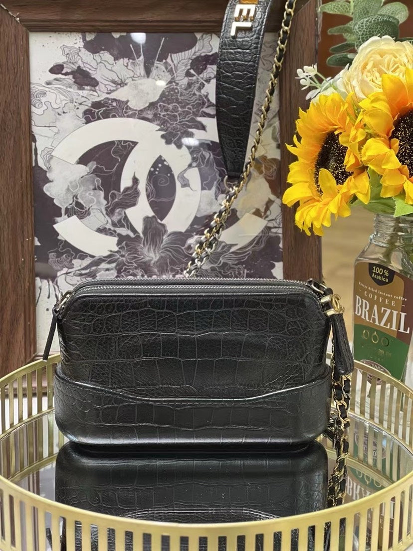 Preloved Chanel Gabrielle Woc mini Black 2019 18.5*11cm 10616